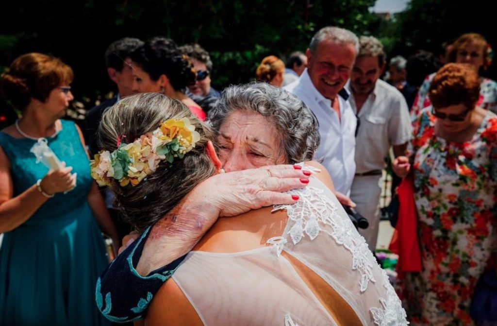 Recogidos bajos con diademas, tocados y adornos