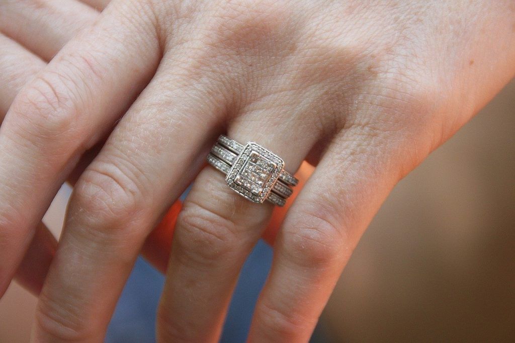 8 anillos de pedida preciosos para que diga "sí quiero"
